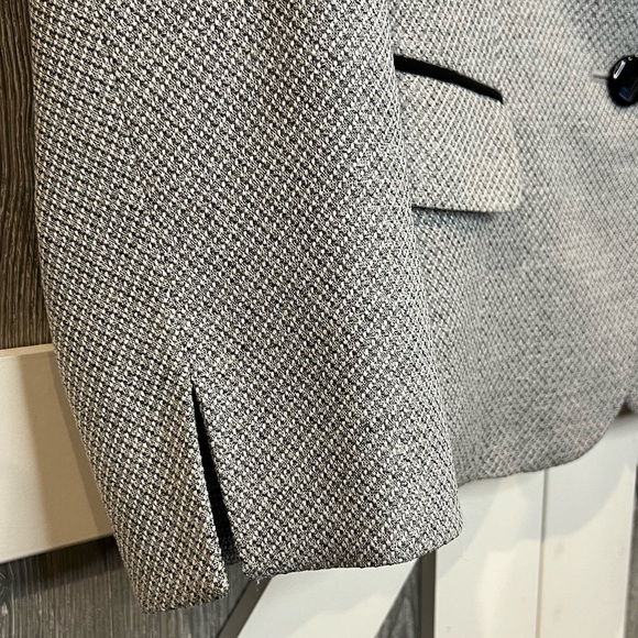 043. Suit Studio Textured Blazer 3-Button Gray/Black ⢠Small - Picture 3 of 5